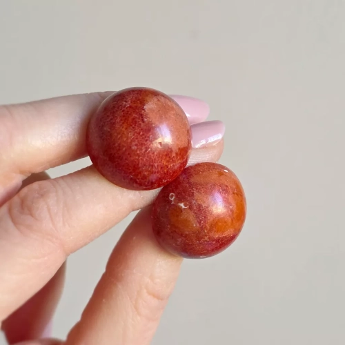 Kolczyki sztyfty z koralem w formie półkul o średnicy 2,5 cm ze stali chirurgicznej – minimalistyczne czerwone kolczyki damskie. Magneska.pl