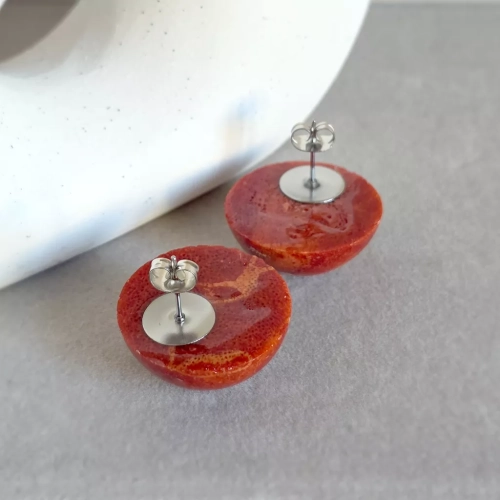 Kolczyki sztyfty z koralem w formie półkul o średnicy 2,5 cm ze stali chirurgicznej – minimalistyczne czerwone kolczyki damskie. Magneska.pl