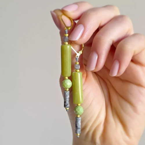 KST829 webp Kolczyki wiszące unikaty fluoryt, jadeit, chryzopraz, jaspis szary, hematyt i złota stal chirurgiczna Magneska 4.webp