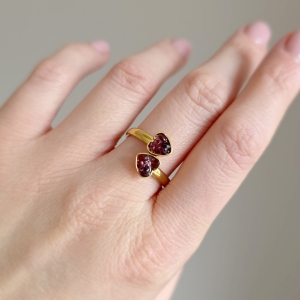 Pierścionek klasyczny złote serca granat w żywicy Sparkles garnet