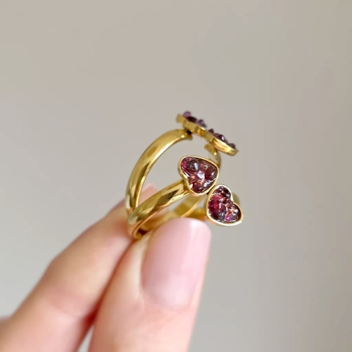 Klasyczny złoty pierścionek z motywem dwóch serc z granatem zatopionym w żywicy – elegancka biżuteria damska. Magneska.pl