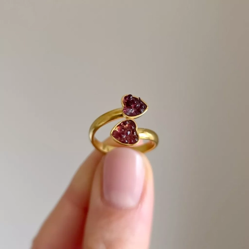 Klasyczny złoty pierścionek z motywem dwóch serc z granatem zatopionym w żywicy – elegancka biżuteria damska. Magneska.pl