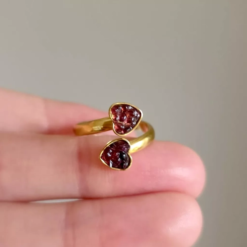 Klasyczny złoty pierścionek z motywem dwóch serc z granatem zatopionym w żywicy – elegancka biżuteria damska. Magneska.pl