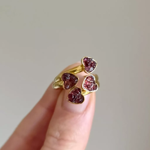 Klasyczny złoty pierścionek z motywem dwóch serc z granatem zatopionym w żywicy – elegancka biżuteria damska. Magneska.pl