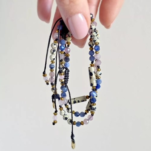 Bransoletka Fullness of Open Heart z jaspisu dalmatyńskiego, sodalitu, kwarcu różowego i hematytu na czarnym regulowanym sznurku – biżuteria z naturalnych kamieni. Magneska.pl