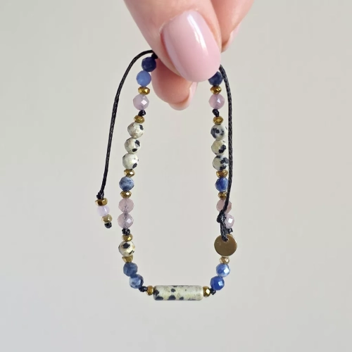 Bransoletka Fullness of Open Heart z jaspisu dalmatyńskiego, sodalitu, kwarcu różowego i hematytu na czarnym regulowanym sznurku – biżuteria z naturalnych kamieni. Magneska.pl