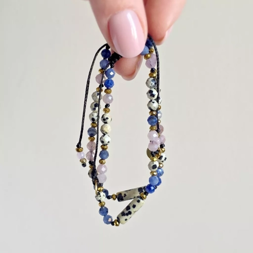 Bransoletka Fullness of Open Heart z jaspisu dalmatyńskiego, sodalitu, kwarcu różowego i hematytu na czarnym regulowanym sznurku – biżuteria z naturalnych kamieni. Magneska.pl