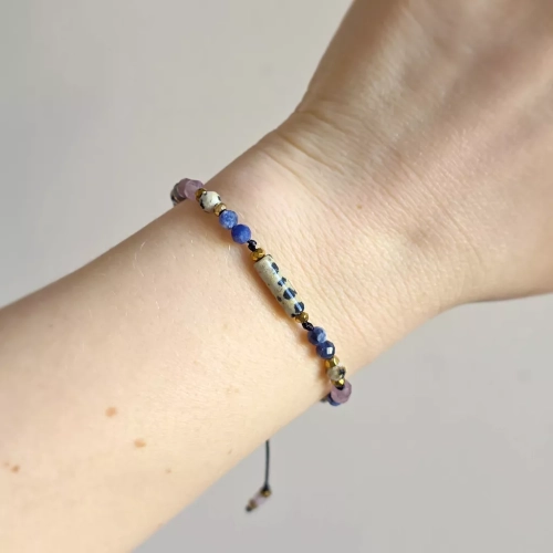 Bransoletka Fullness of Open Heart z jaspisu dalmatyńskiego, sodalitu, kwarcu różowego i hematytu na czarnym regulowanym sznurku – biżuteria z naturalnych kamieni. Magneska.pl