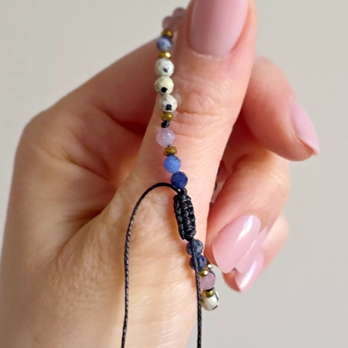 Bransoletka Fullness of Open Heart z jaspisu dalmatyńskiego, sodalitu, kwarcu różowego i hematytu na czarnym regulowanym sznurku – biżuteria z naturalnych kamieni. Magneska.pl