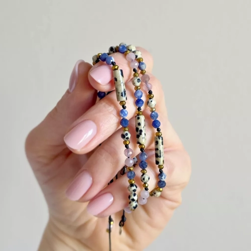 Bransoletka Fullness of Open Heart z jaspisu dalmatyńskiego, sodalitu, kwarcu różowego i hematytu na czarnym regulowanym sznurku – biżuteria z naturalnych kamieni. Magneska.pl
