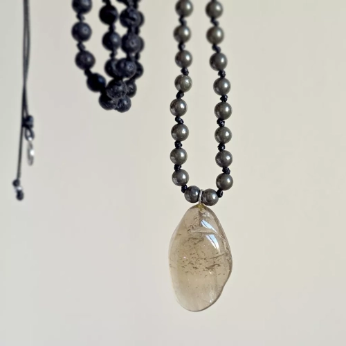 Naszyjnik unisex z kwarcu dymnego, pirytu i lawy wulkanicznej na czarnym sznurku – minimalistyczna biżuteria z naturalnych kamieni. Magneska.pl