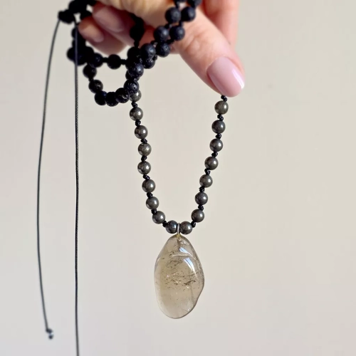 Naszyjnik unisex z kwarcu dymnego, pirytu i lawy wulkanicznej na czarnym sznurku – minimalistyczna biżuteria z naturalnych kamieni. Magneska.pl