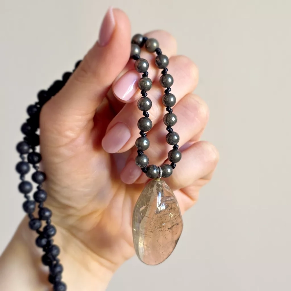 Naszyjnik unisex z kwarcu dymnego, pirytu i lawy wulkanicznej na czarnym sznurku – minimalistyczna biżuteria z naturalnych kamieni. Magneska.pl