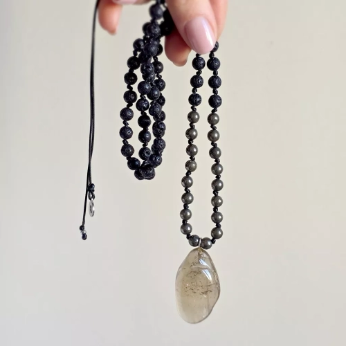 Naszyjnik unisex z kwarcu dymnego, pirytu i lawy wulkanicznej na czarnym sznurku – minimalistyczna biżuteria z naturalnych kamieni. Magneska.pl