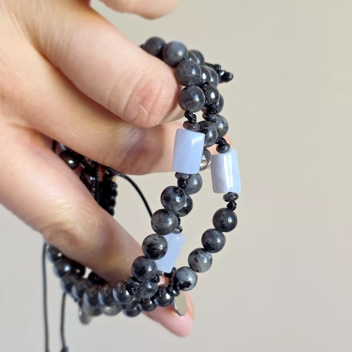 Pebbles męska bransoletka z niebieskiego agatu koronkowego, larvikitu i hematytu na regulowanym sznurku – minimalistyczna biżuteria z naturalnych kamieni Magneska.pl.