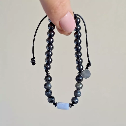 Pebbles męska bransoletka z niebieskiego agatu koronkowego, larvikitu i hematytu na regulowanym sznurku – minimalistyczna biżuteria z naturalnych kamieni Magneska.pl.