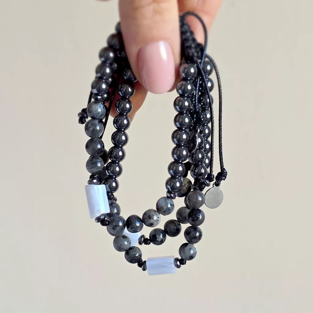 Pebbles męska bransoletka z niebieskiego agatu koronkowego, larvikitu i hematytu na regulowanym sznurku – minimalistyczna biżuteria z naturalnych kamieni Magneska.pl.