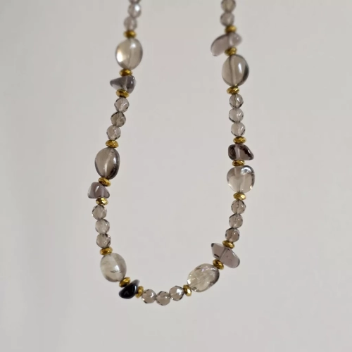 Unikatowy naszyjnik choker z nieregularnego kwarcu dymnego i hematytu – ręcznie wykonana biżuteria z naturalnych kamieni. Magneska.pl