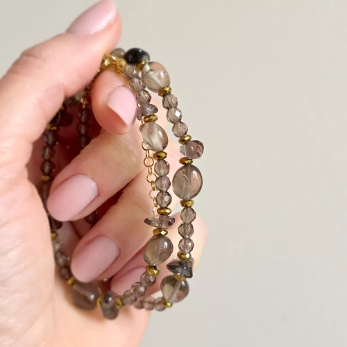 Unikatowy naszyjnik choker z nieregularnego kwarcu dymnego i hematytu – ręcznie wykonana biżuteria z naturalnych kamieni. Magneska.pl