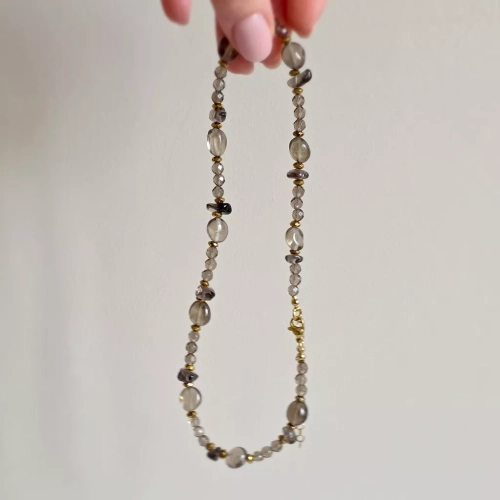 Unikatowy naszyjnik choker z nieregularnego kwarcu dymnego i hematytu – ręcznie wykonana biżuteria z naturalnych kamieni. Magneska.pl