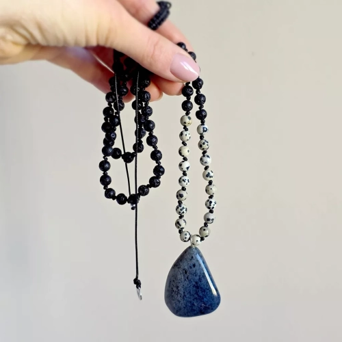 Naszyjnik unisex z dumortierytu, jaspisu dalmatyńskiego i lawy wulkanicznej na czarnym sznurku – minimalistyczna biżuteria z naturalnych kamieni. Magneska.pl