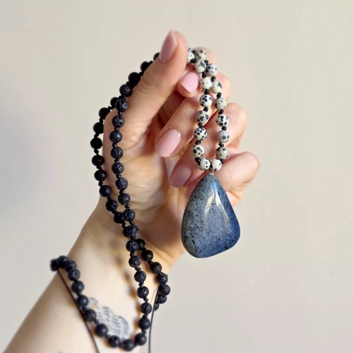 Naszyjnik unisex z dumortierytu, jaspisu dalmatyńskiego i lawy wulkanicznej na czarnym sznurku – minimalistyczna biżuteria z naturalnych kamieni. Magneska.pl