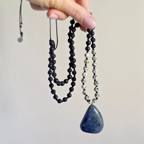 Naszyjnik unisex z dumortierytu, jaspisu dalmatyńskiego i lawy wulkanicznej na czarnym sznurku – minimalistyczna biżuteria z naturalnych kamieni. Magneska.pl