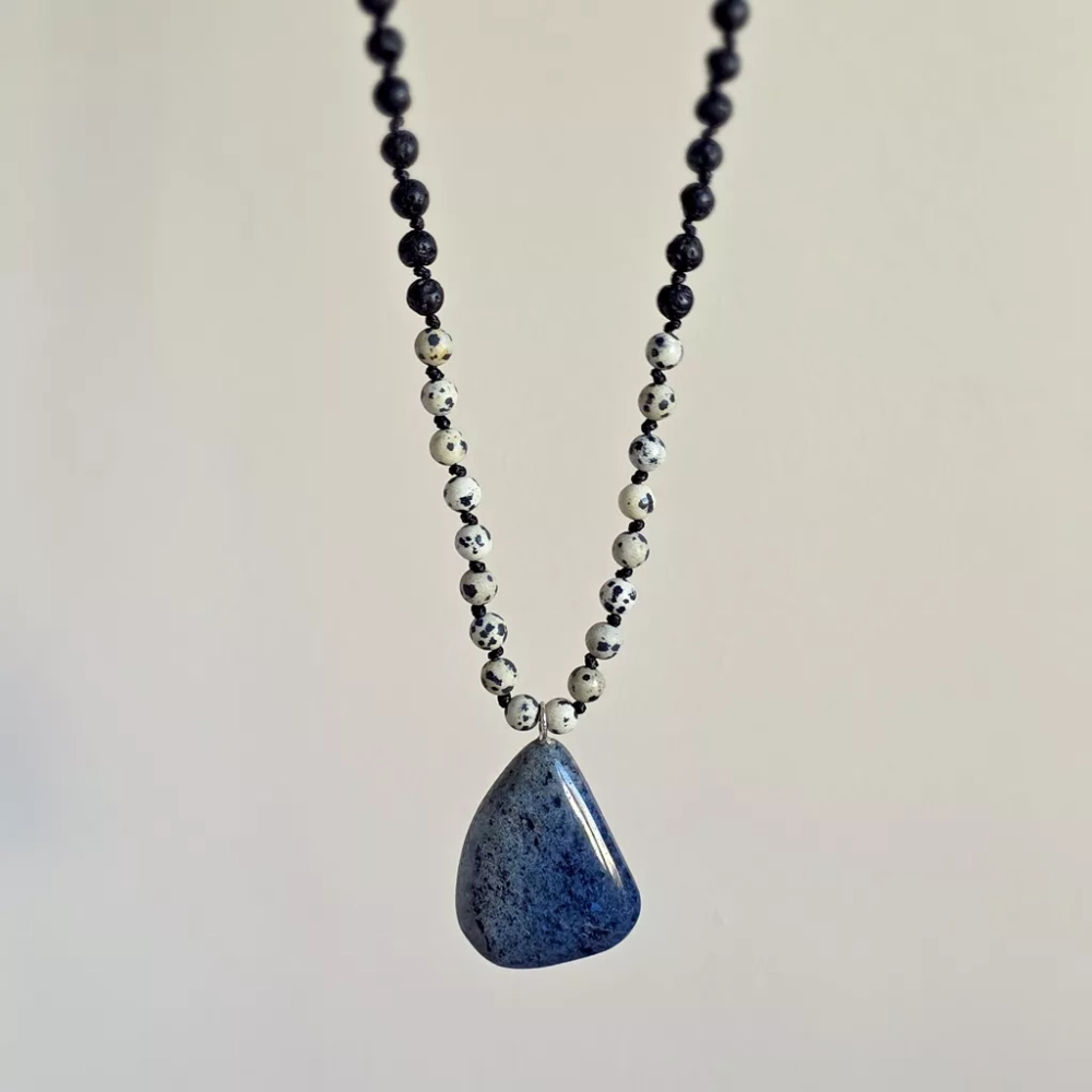 Naszyjnik unisex z dumortierytu, jaspisu dalmatyńskiego i lawy wulkanicznej na czarnym sznurku – minimalistyczna biżuteria z naturalnych kamieni. Magneska.pl