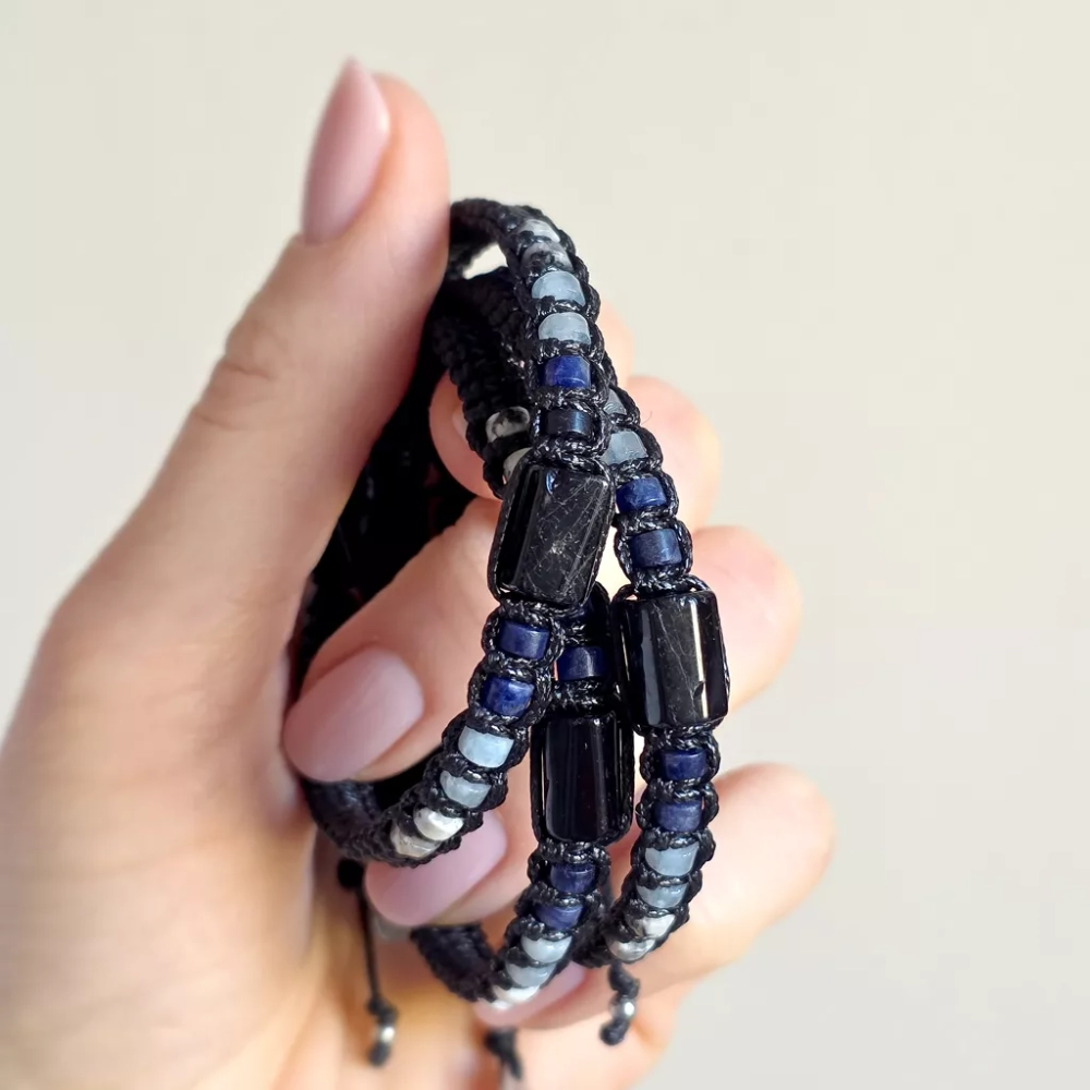 Męska bransoletka makramowa z czarnego turmalinu, sodalitu, akwamarynu i jaspisu lotus – biżuteria z naturalnych kamieni Magneska.pl