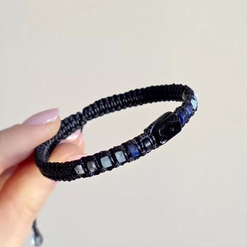 Męska bransoletka makramowa z czarnego turmalinu, sodalitu, akwamarynu i jaspisu lotus – biżuteria z naturalnych kamieni Magneska.pl