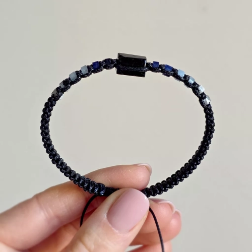 Męska bransoletka makramowa z czarnego turmalinu, sodalitu, akwamarynu i jaspisu lotus – biżuteria z naturalnych kamieni Magneska.pl