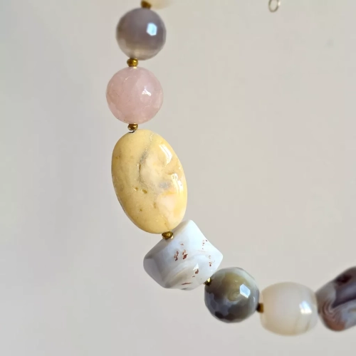 Bohemian naszyjnik kolia unikat z kwarcu różowego, agatu Botswana, agatu szarego, agatu żółtego, opalu żółtego i hematytu – ręcznie wykonana biżuteria z naturalnych kamieni Magneska.pl