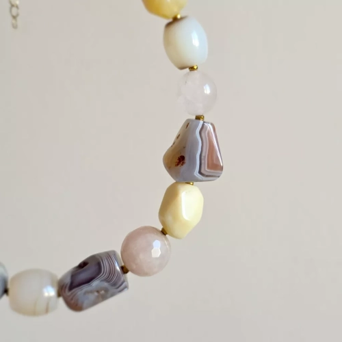 Bohemian naszyjnik kolia unikat z kwarcu różowego, agatu Botswana, agatu szarego, agatu żółtego, opalu żółtego i hematytu – ręcznie wykonana biżuteria z naturalnych kamieni Magneska.pl