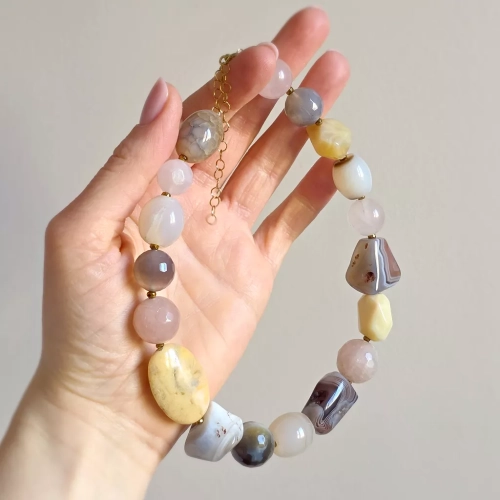 Bohemian naszyjnik kolia unikat z kwarcu różowego, agatu Botswana, agatu szarego, agatu żółtego, opalu żółtego i hematytu – ręcznie wykonana biżuteria z naturalnych kamieni Magneska.pl