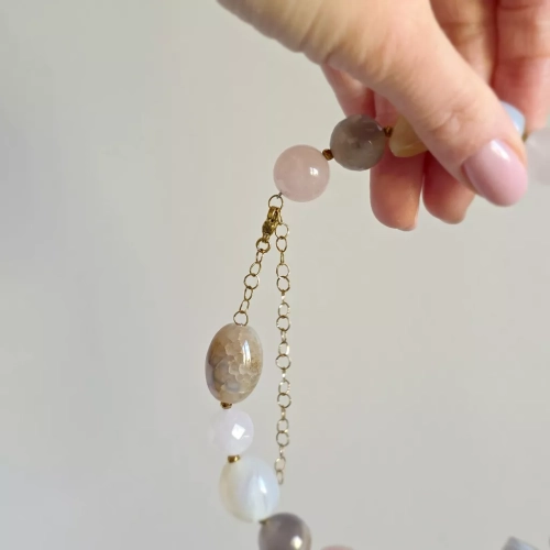 Bohemian naszyjnik kolia unikat z kwarcu różowego, agatu Botswana, agatu szarego, agatu żółtego, opalu żółtego i hematytu – ręcznie wykonana biżuteria z naturalnych kamieni Magneska.pl