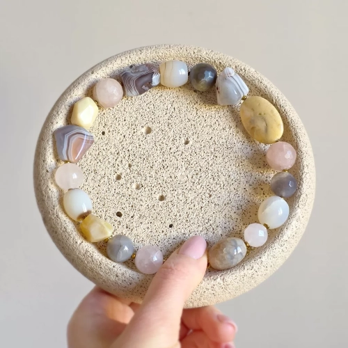 Bohemian naszyjnik kolia unikat z kwarcu różowego, agatu Botswana, agatu szarego, agatu żółtego, opalu żółtego i hematytu – ręcznie wykonana biżuteria z naturalnych kamieni Magneska.pl