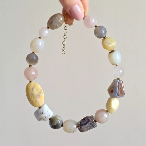 Bohemian naszyjnik kolia unikat z kwarcu różowego, agatu Botswana, agatu szarego, agatu żółtego, opalu żółtego i hematytu – ręcznie wykonana biżuteria z naturalnych kamieni Magneska.pl