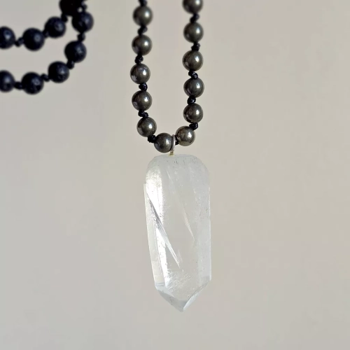 Naszyjnik unisex z kryształu górskiego, pirytu i lawy wulkanicznej na czarnym sznurku – minimalistyczna biżuteria z naturalnych kamieni Magneska.pl.