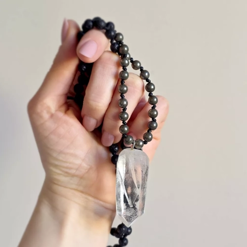 Naszyjnik unisex z kryształu górskiego, pirytu i lawy wulkanicznej na czarnym sznurku – minimalistyczna biżuteria z naturalnych kamieni Magneska.pl.