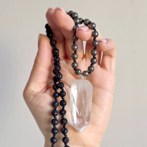 Naszyjnik unisex z kryształu górskiego, pirytu i lawy wulkanicznej na czarnym sznurku – minimalistyczna biżuteria z naturalnych kamieni Magneska.pl.