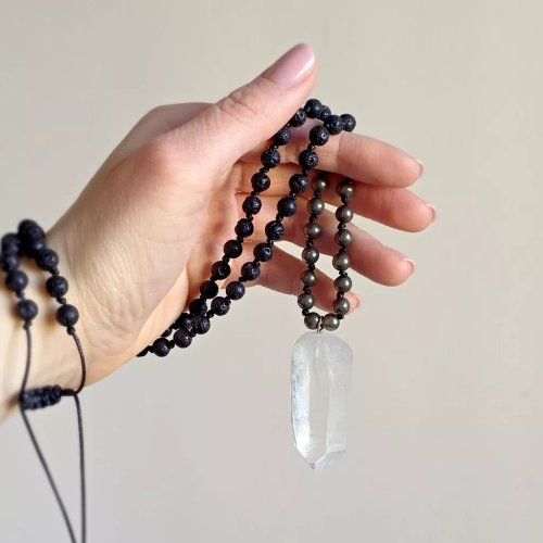 Naszyjnik unisex z kryształu górskiego, pirytu i lawy wulkanicznej na czarnym sznurku – minimalistyczna biżuteria z naturalnych kamieni Magneska.pl.