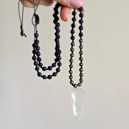 Naszyjnik unisex z kryształu górskiego, pirytu i lawy wulkanicznej na czarnym sznurku – minimalistyczna biżuteria z naturalnych kamieni Magneska.pl.