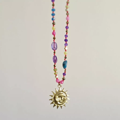 Unikatowy naszyjnik supełkowany z ametystu, agatu, apatytu, jadeitu i hematytu na czerwonym sznurku z zawieszką słońce i księżyc – biżuteria z naturalnych kamieni Magneska.pl.