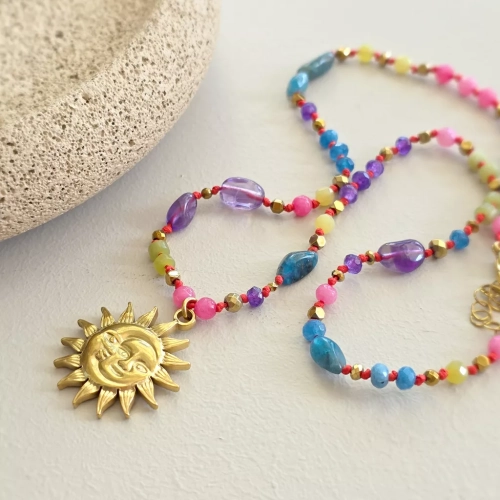 Unikatowy naszyjnik supełkowany z ametystu, agatu, apatytu, jadeitu i hematytu na czerwonym sznurku z zawieszką słońce i księżyc – biżuteria z naturalnych kamieni Magneska.pl.