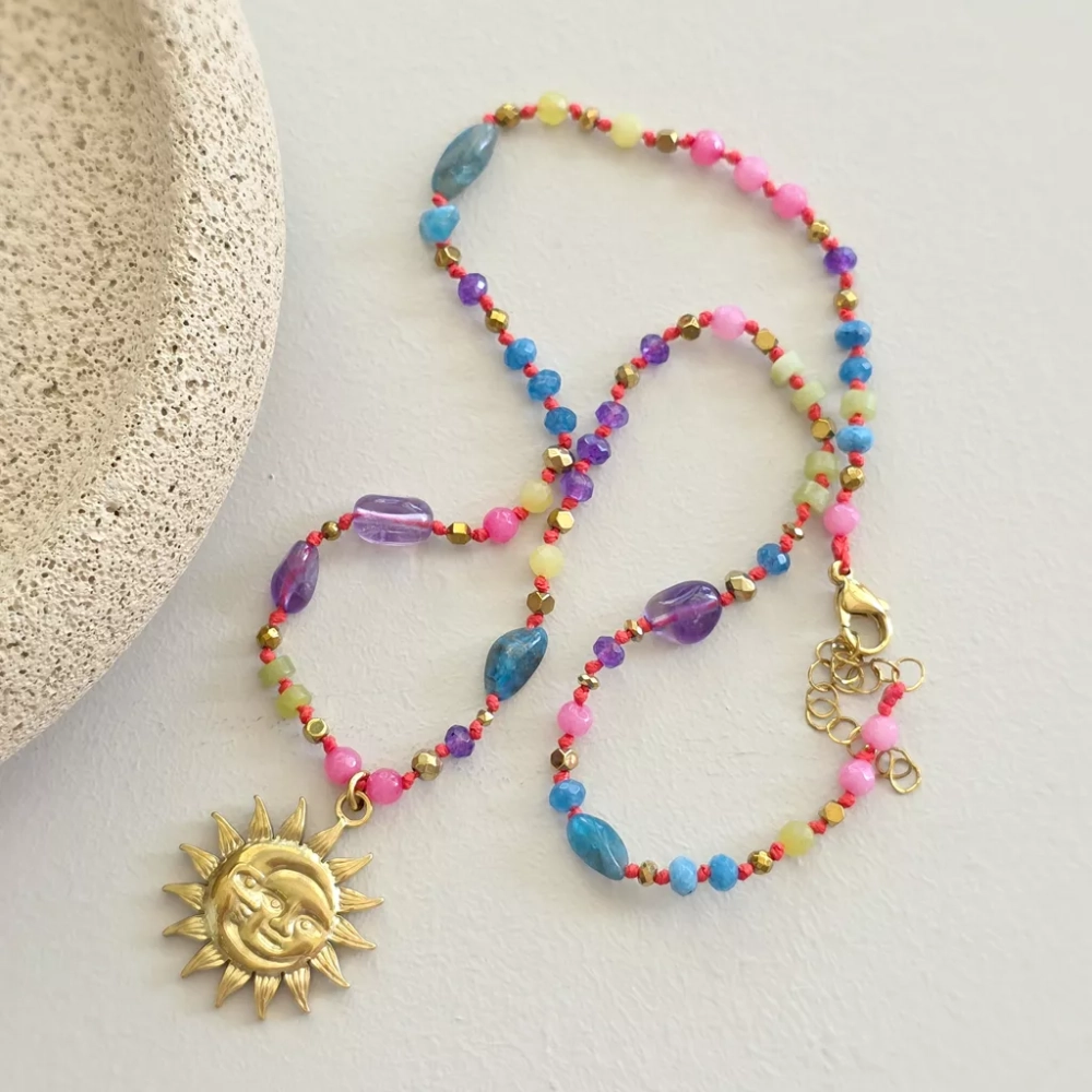 Unikatowy naszyjnik supełkowany z ametystu, agatu, apatytu, jadeitu i hematytu na czerwonym sznurku z zawieszką słońce i księżyc – biżuteria z naturalnych kamieni Magneska.pl.