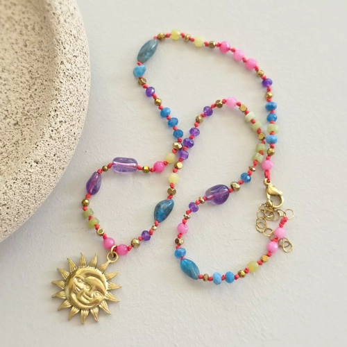 Unikatowy naszyjnik supełkowany z ametystu, agatu, apatytu, jadeitu i hematytu na czerwonym sznurku z zawieszką słońce i księżyc – biżuteria z naturalnych kamieni Magneska.pl.