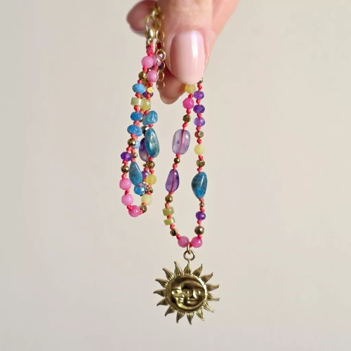 Unikatowy naszyjnik supełkowany z ametystu, agatu, apatytu, jadeitu i hematytu na czerwonym sznurku z zawieszką słońce i księżyc – biżuteria z naturalnych kamieni Magneska.pl.