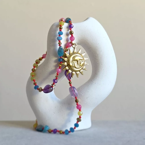 Unikatowy naszyjnik supełkowany z ametystu, agatu, apatytu, jadeitu i hematytu na czerwonym sznurku z zawieszką słońce i księżyc – biżuteria z naturalnych kamieni Magneska.pl.