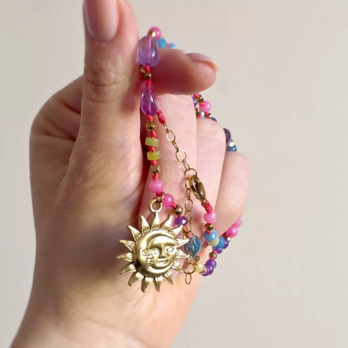 Unikatowy naszyjnik supełkowany z ametystu, agatu, apatytu, jadeitu i hematytu na czerwonym sznurku z zawieszką słońce i księżyc – biżuteria z naturalnych kamieni Magneska.pl.