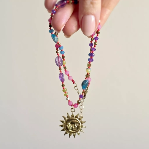 Unikatowy naszyjnik supełkowany z ametystu, agatu, apatytu, jadeitu i hematytu na czerwonym sznurku z zawieszką słońce i księżyc – biżuteria z naturalnych kamieni Magneska.pl.